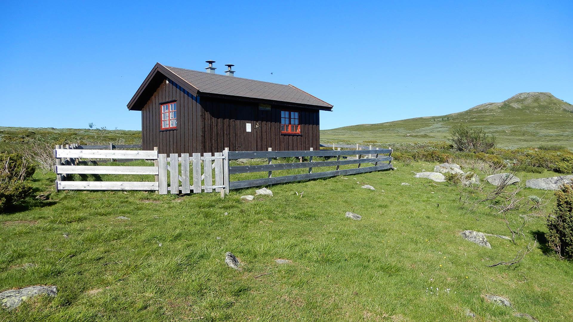 En liten trebu på fjellet