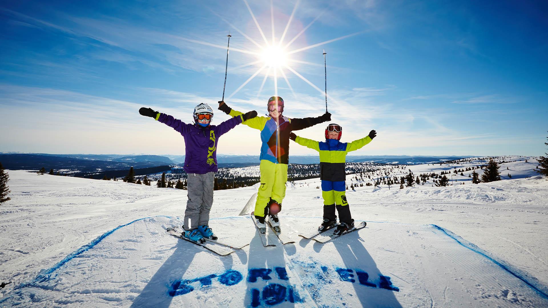 Glad gjeng i alpinbakke på Golsfjellet i nydelig vintervær.