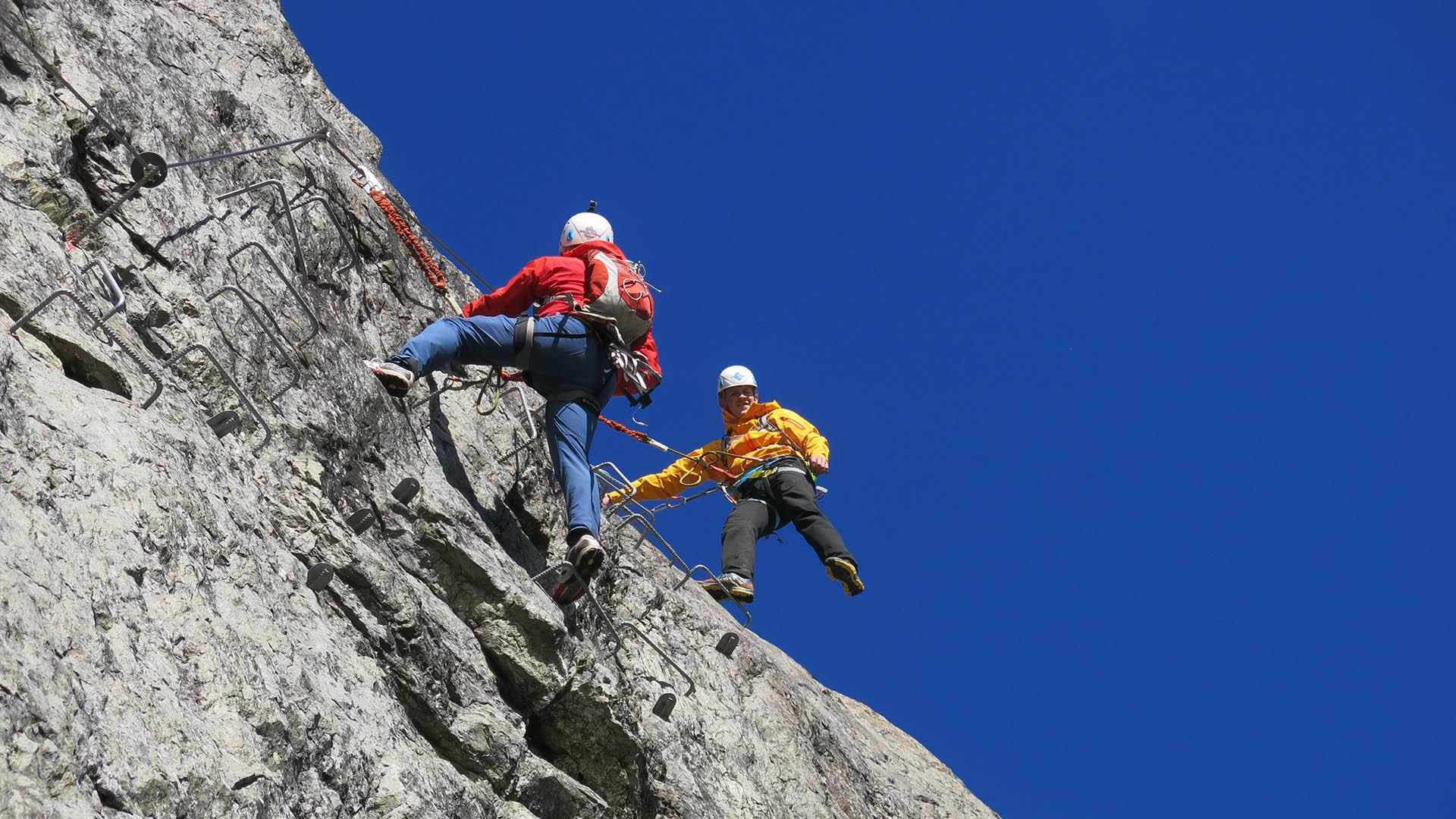 Klatrere på vei opp Synshorn via Ferrata