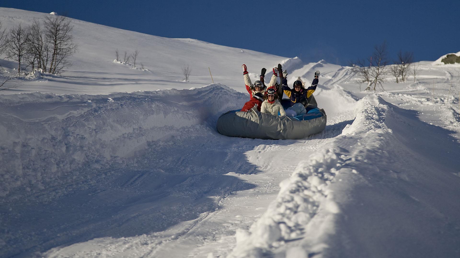 Glad gjeng som suser nedover i raftingsleden.