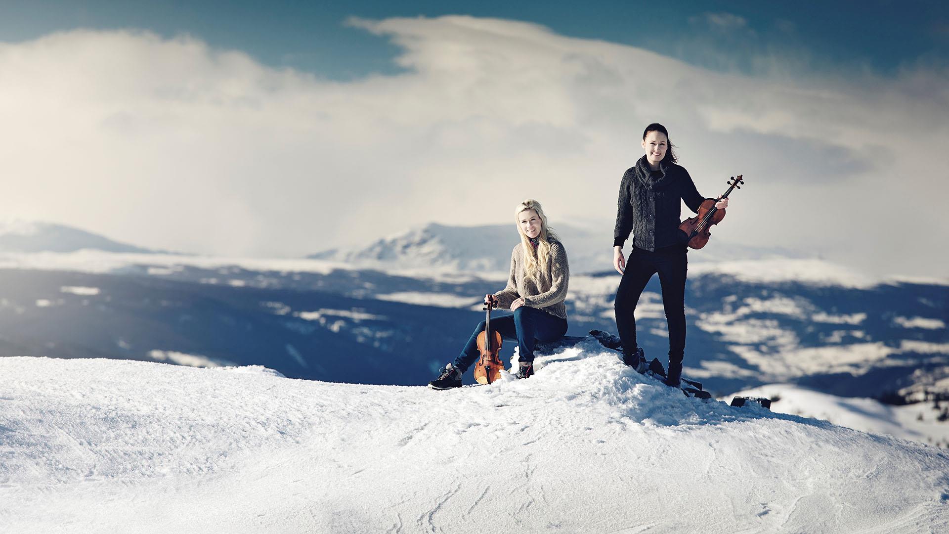 Hemsingsøstrene på en fjelltopp