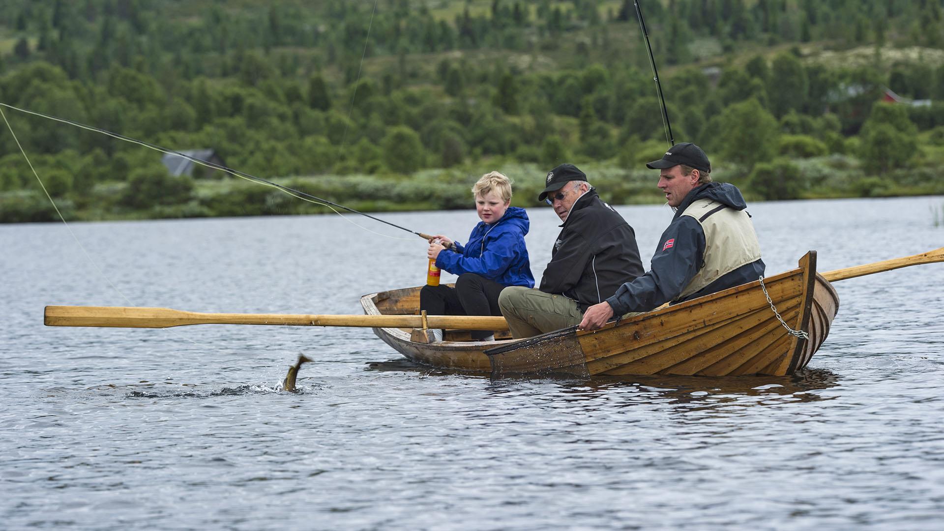 Fishing from boat at Vasetvatnet