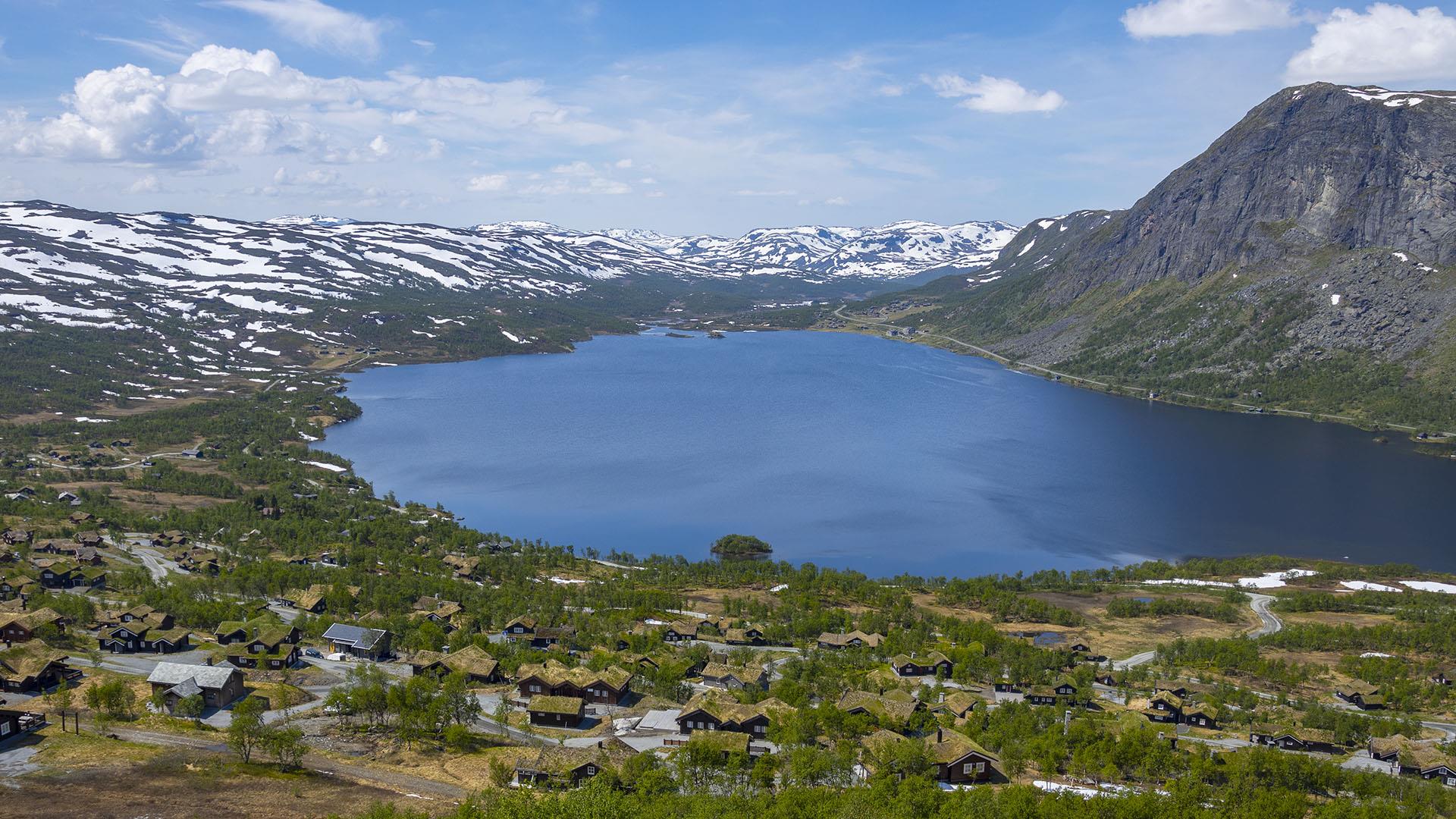 Børrelia and a lake.