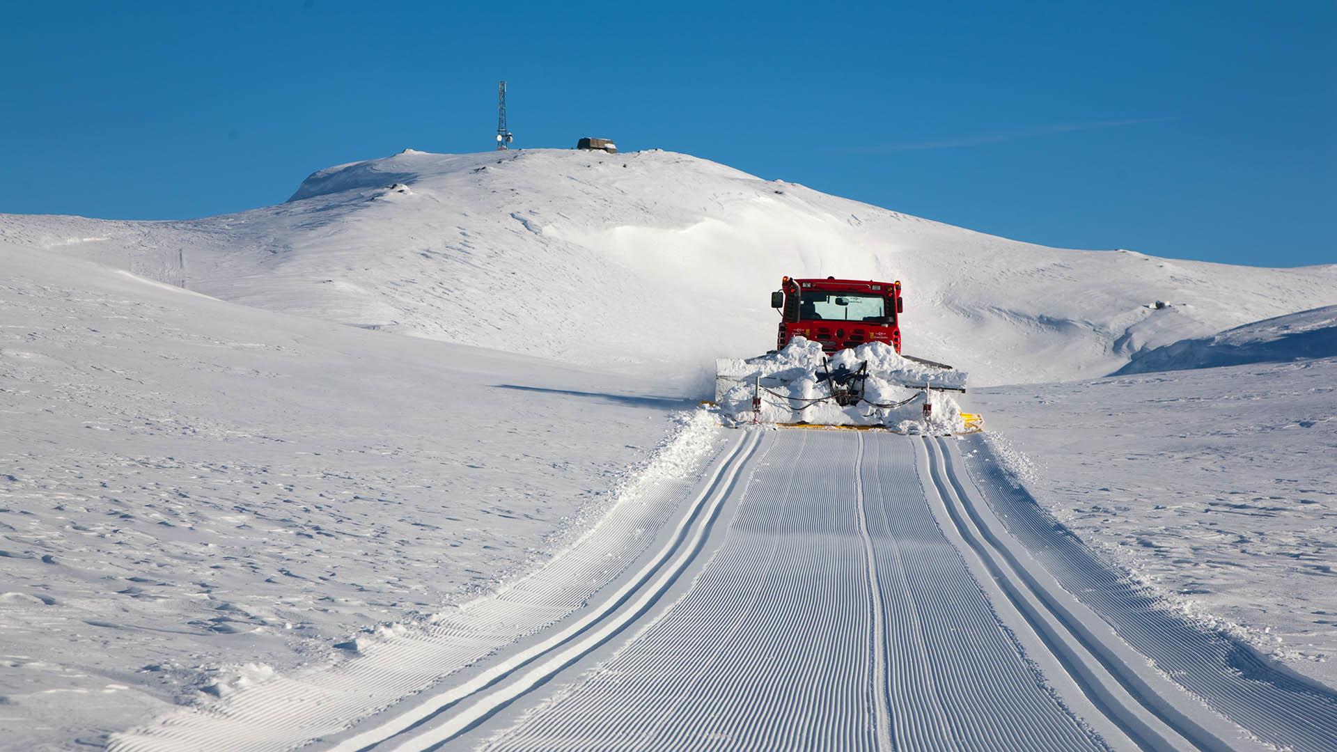 Cross country tracks are being made up to Spåtind Mountain