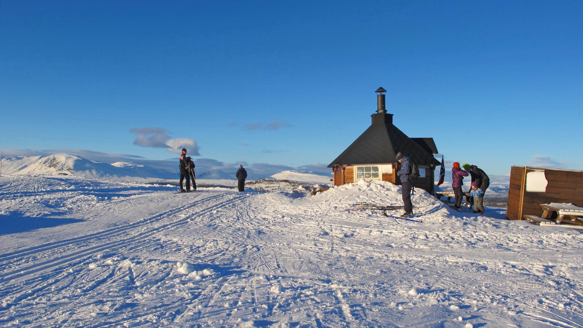 Small hut to rest in along the slopes on Golsfjellet