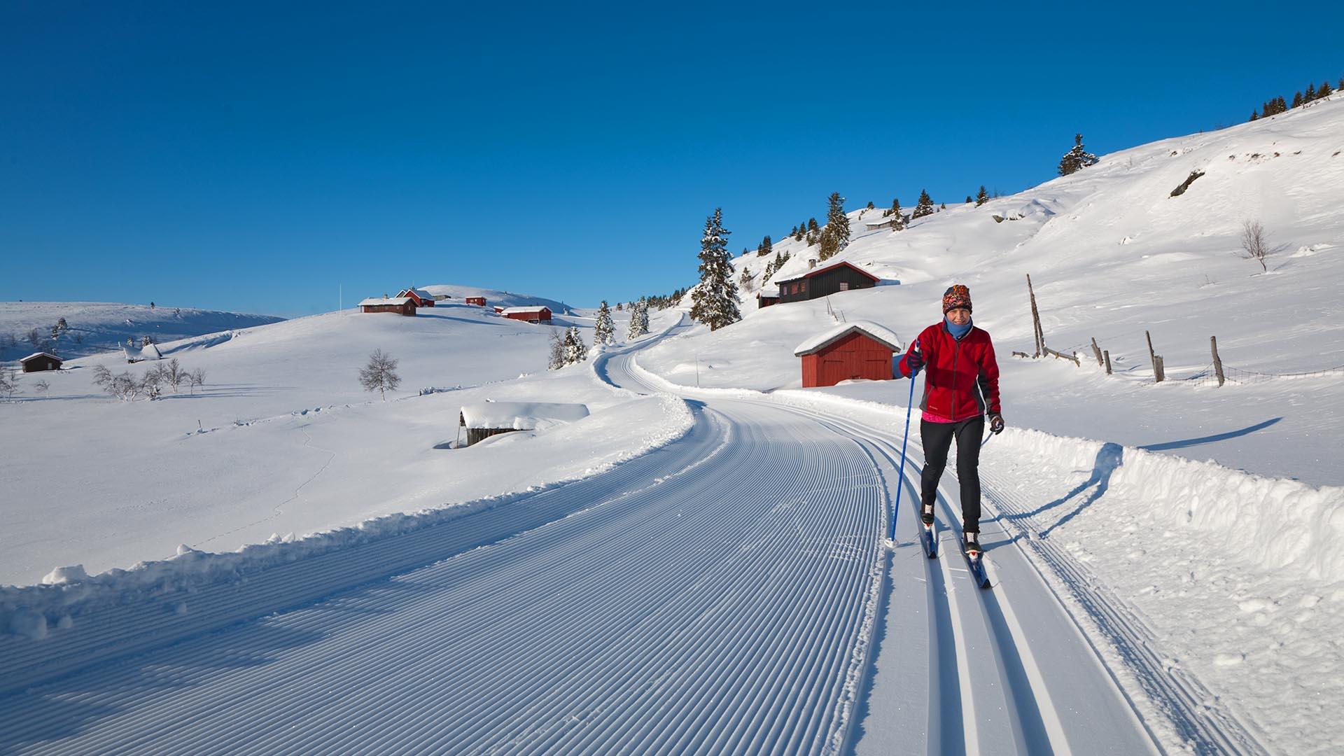 Skiløper på tur i preparerte løyper en solskinnsdag