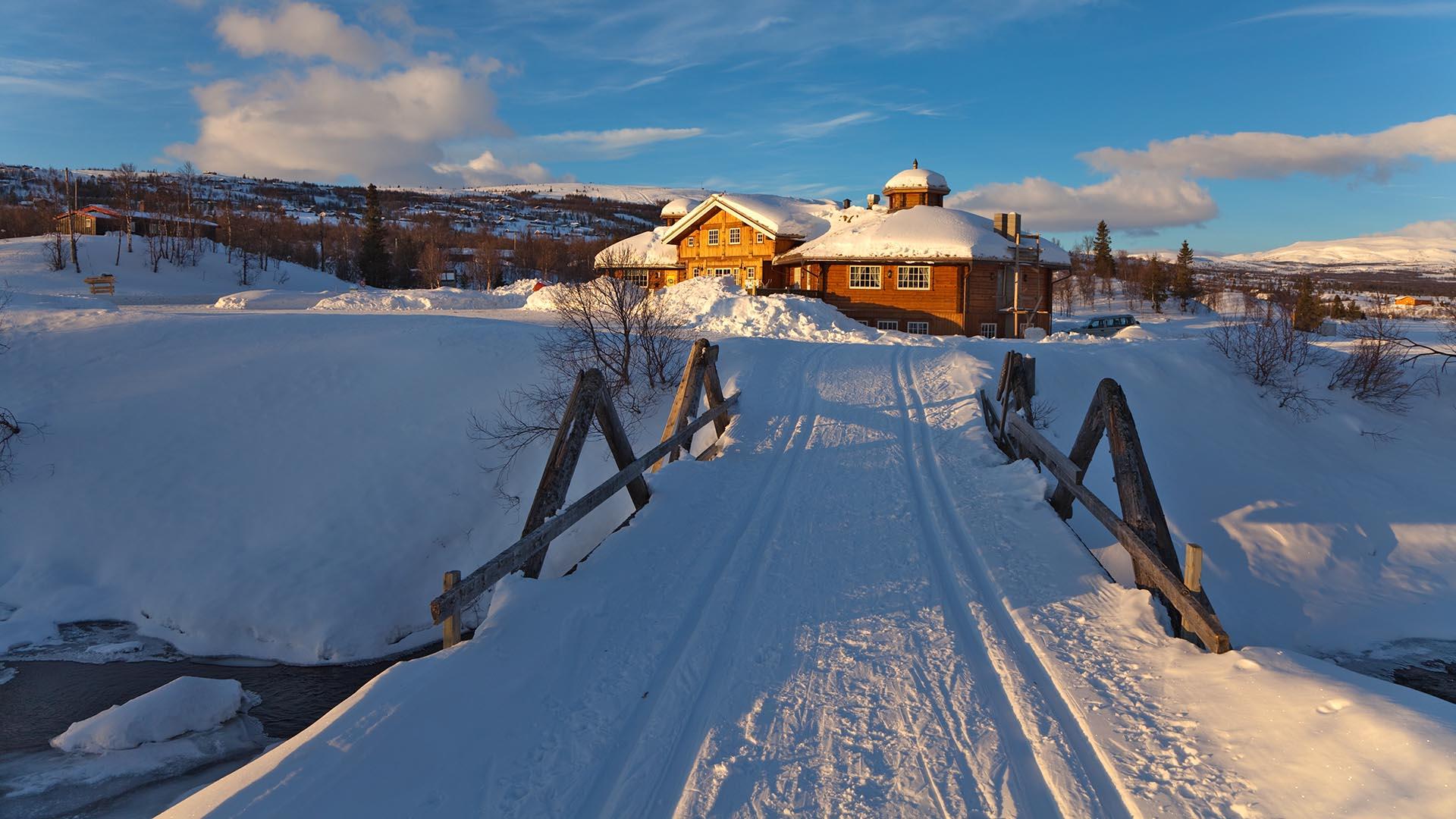 Langrennsløyper over en bro på vei til Sekskanten.