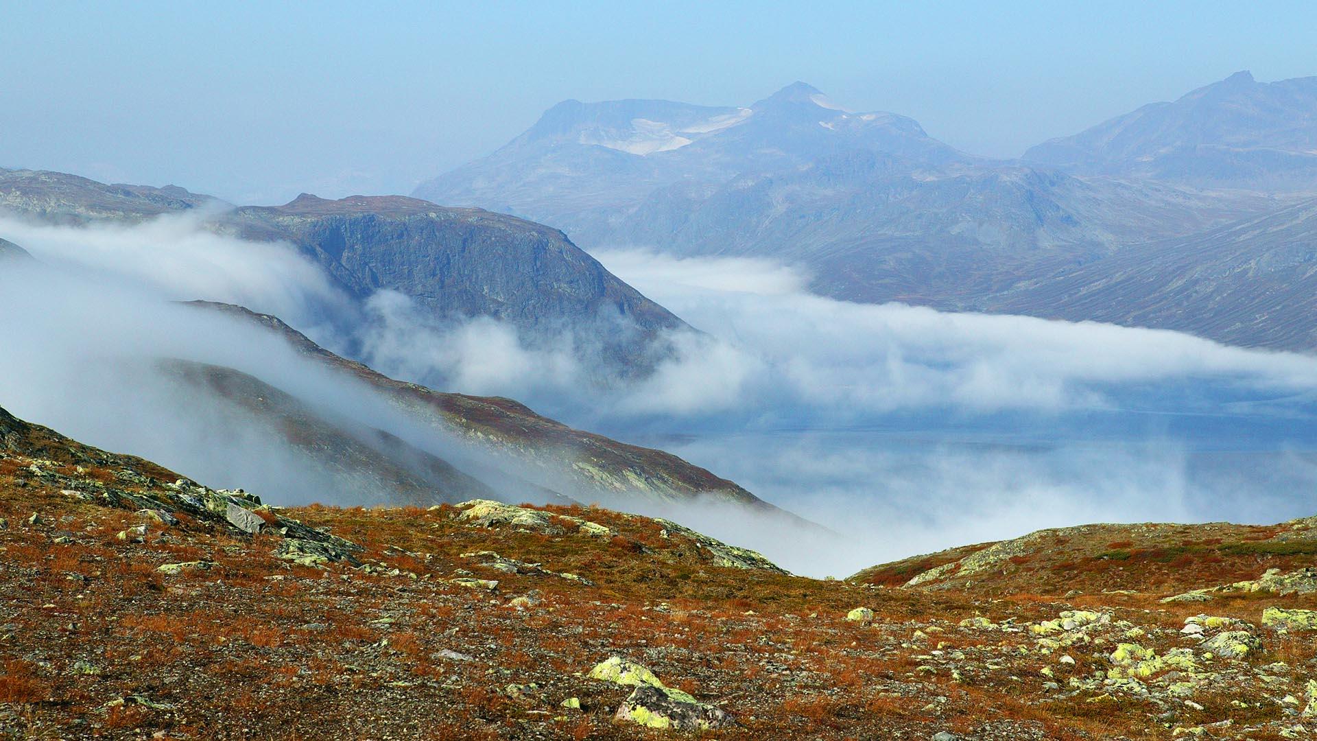 Ustikt mot innsjøen Bygdin og Galdebergtinden i Jotunheimen i bakgrunnen