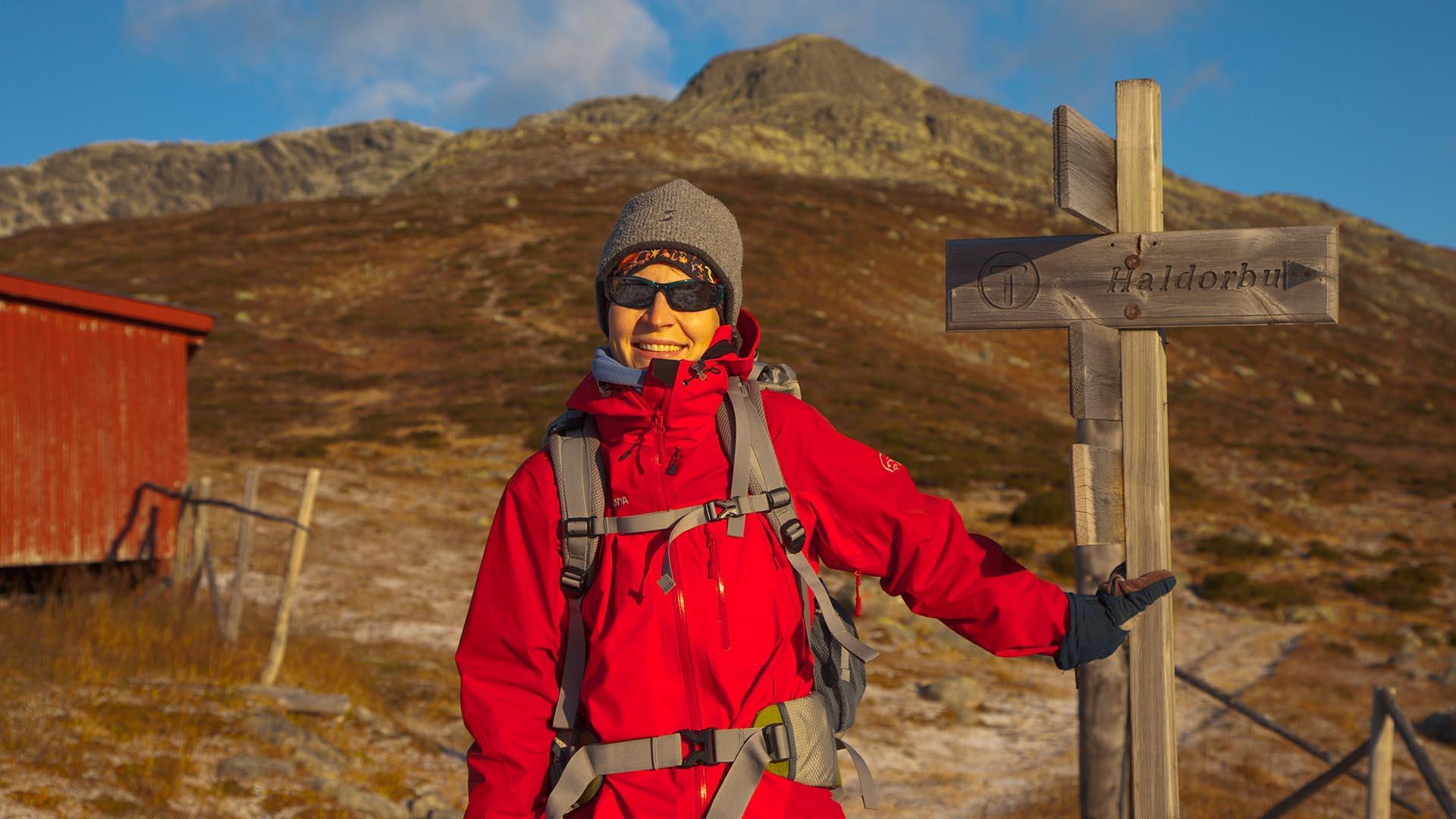 A woman standing in front of the Skaget mountain in Langsua national park