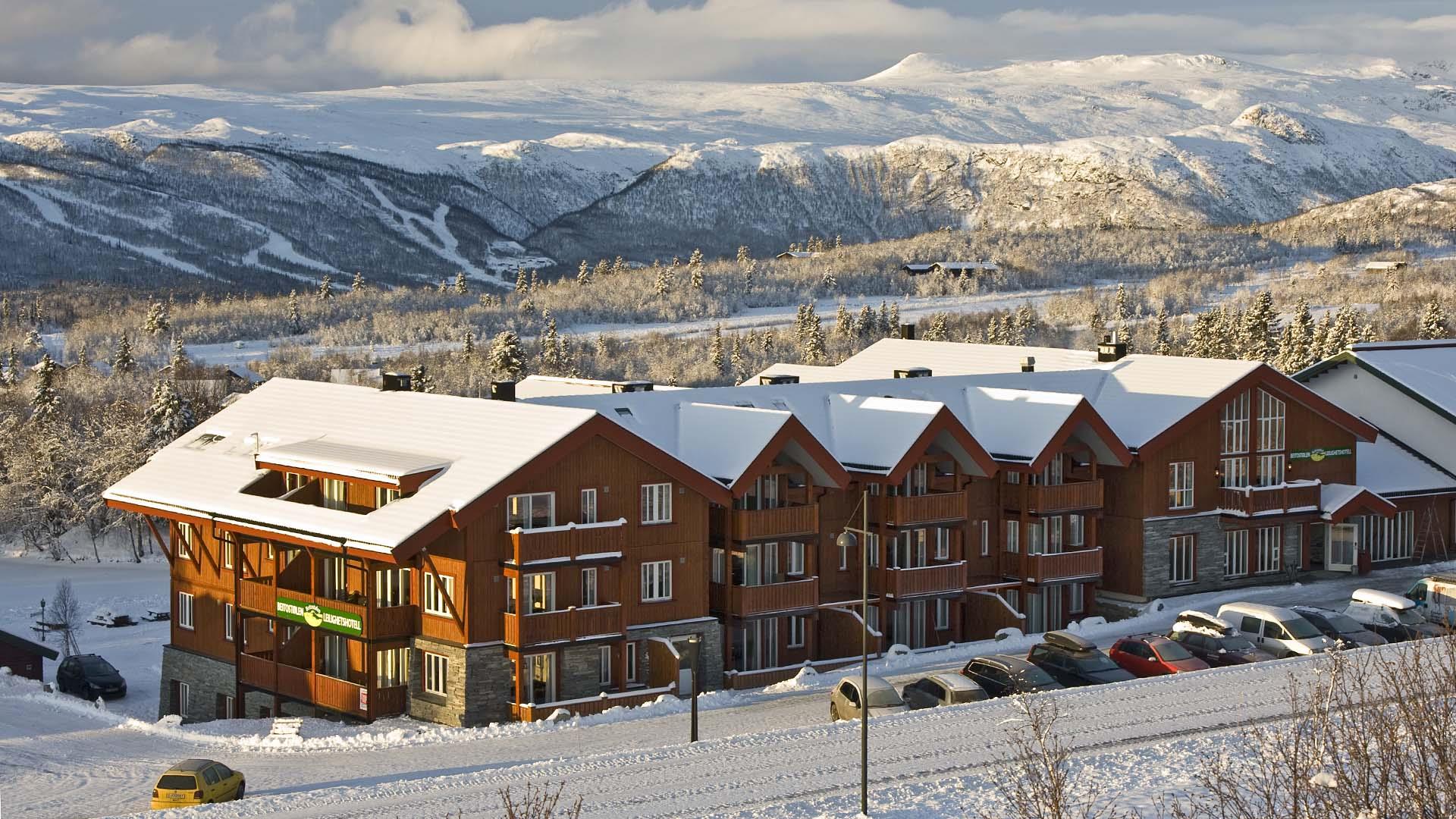 Beitostølen Apartmenthotel a wintersday in the front. In tha background Raudalen and Jotunheimen