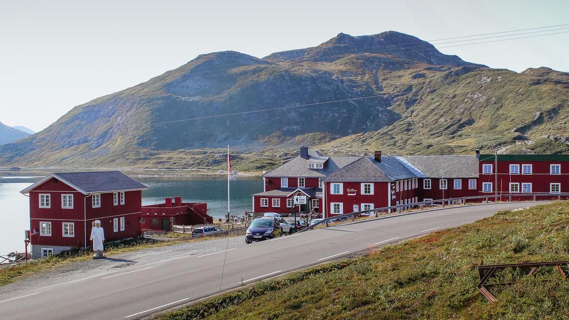 Bygdin Fjellhotel in front, mountains and lake behind.