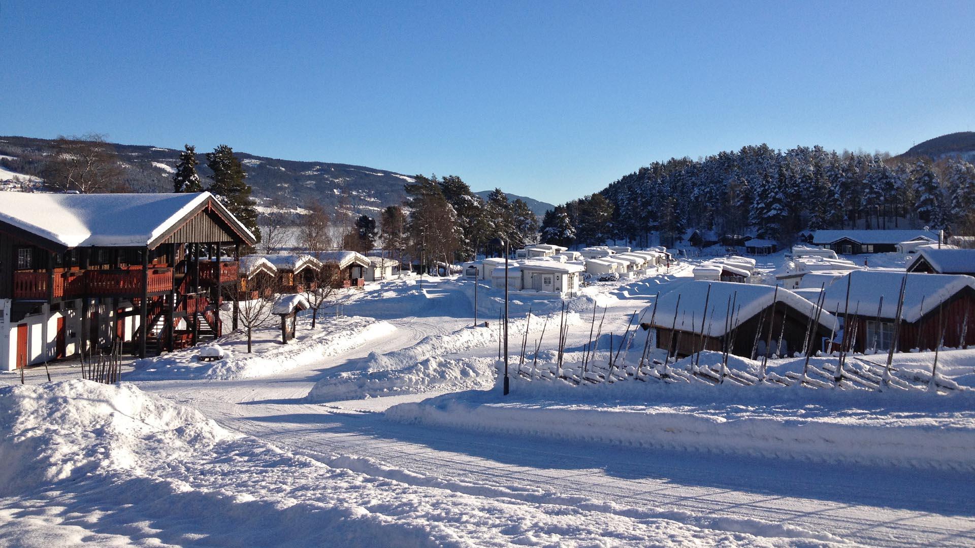 Hovedbygget og noen av hyttene på Fagernes Camping en fin vinterdag.