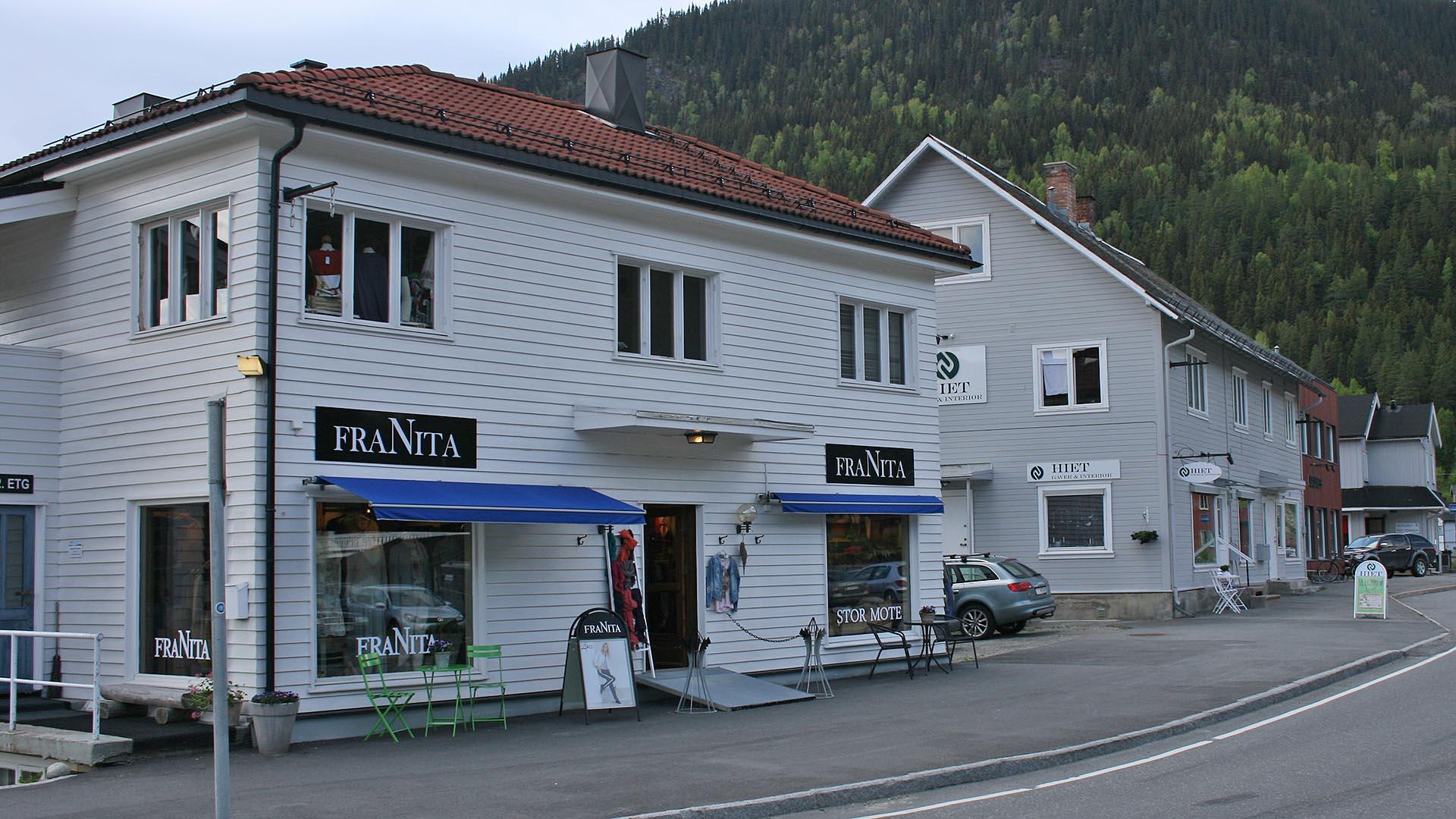 Trehus med butikker på Fagernes.