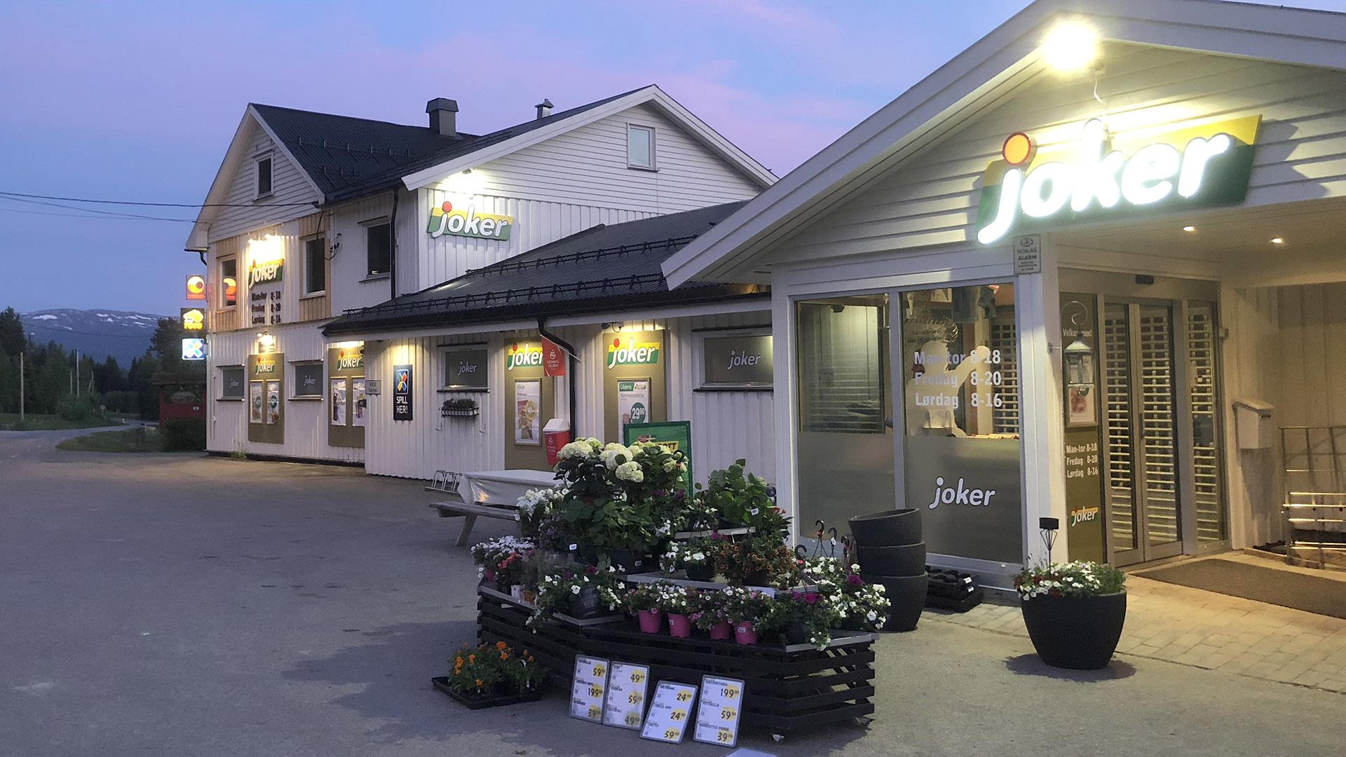 Örtlicher Supermarkt in Hedalen von außen in weichem Abendlicht