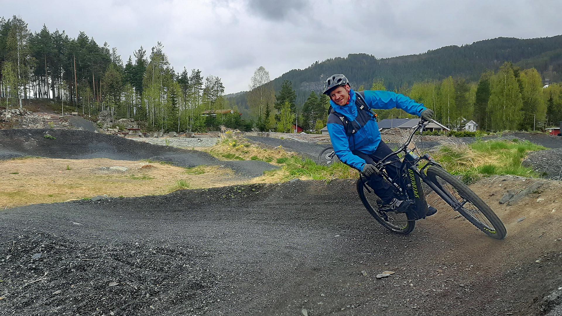 Ein Mountainbiker in einem technischen Trail