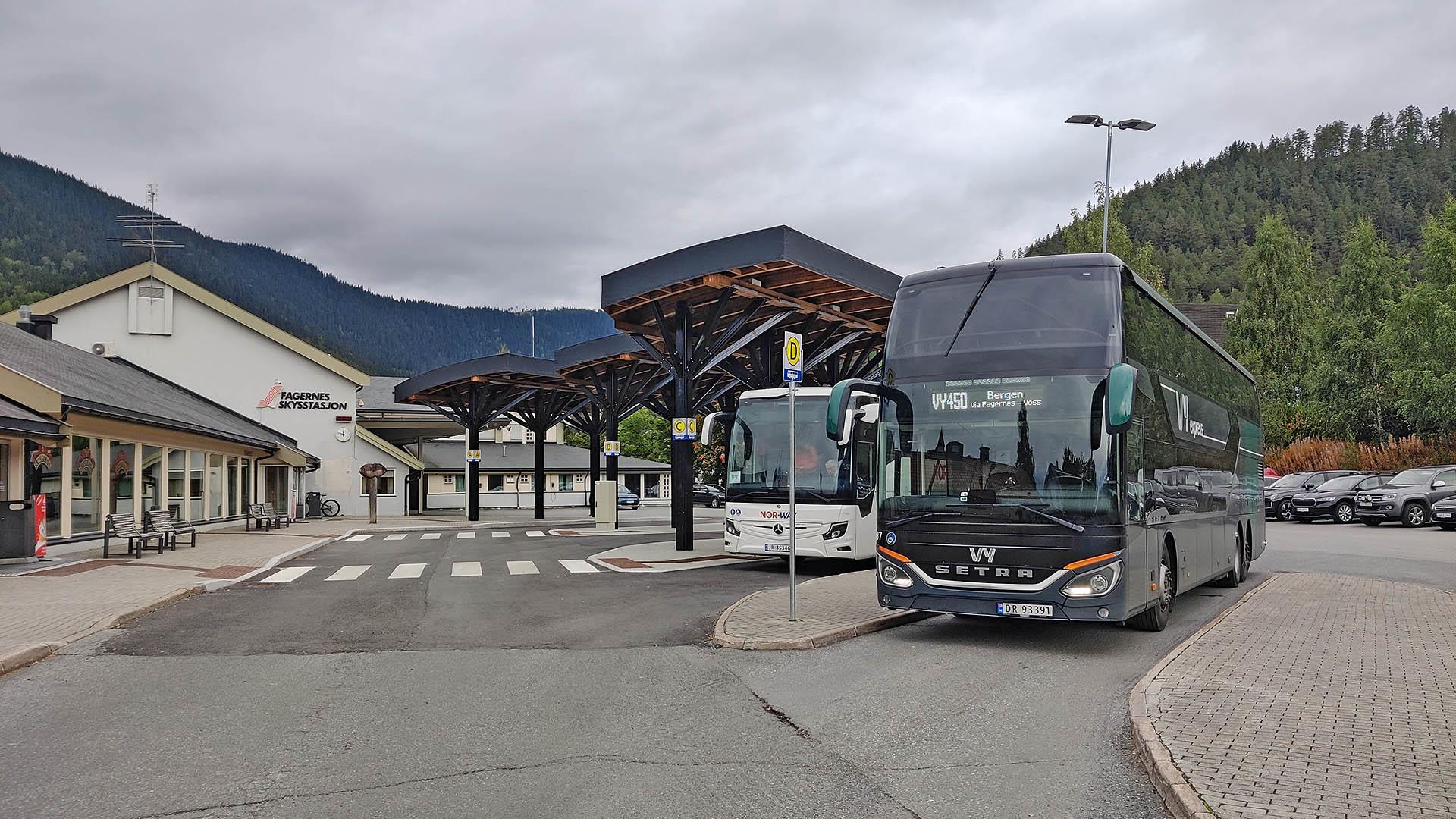 Busser på oppstillingsplass utenfor Fagernes Skysstasjon