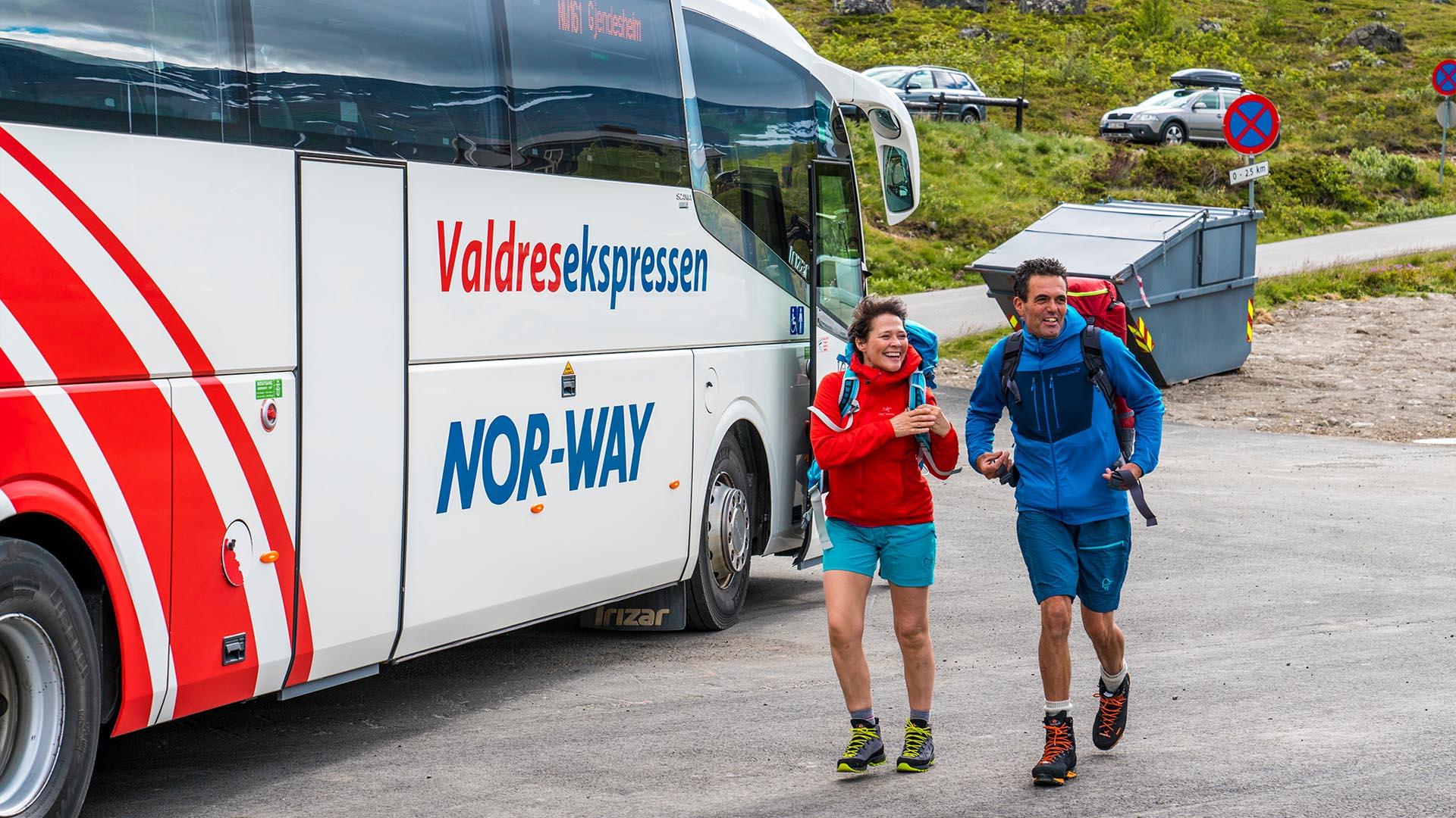 Bergwanderer steigen im Gebirge aus dem Expressbus aus.