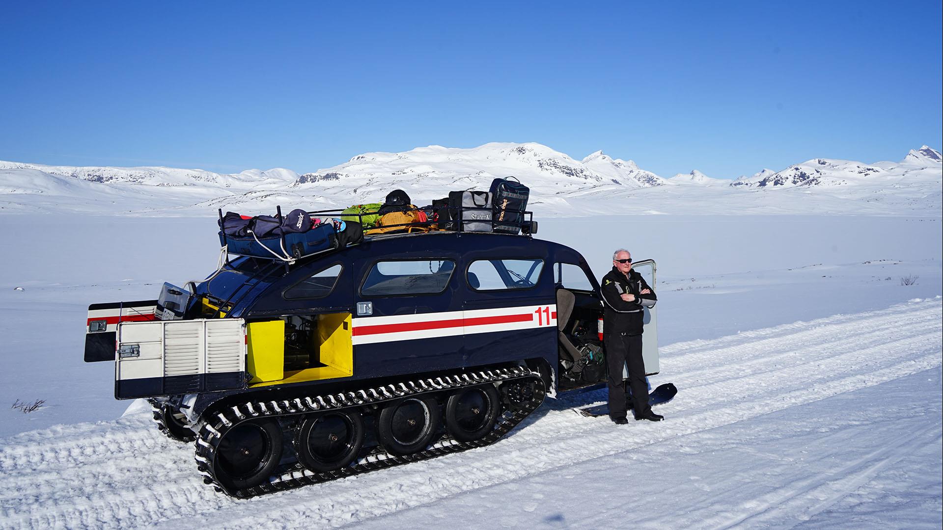 Beltebil i snødekt landskap