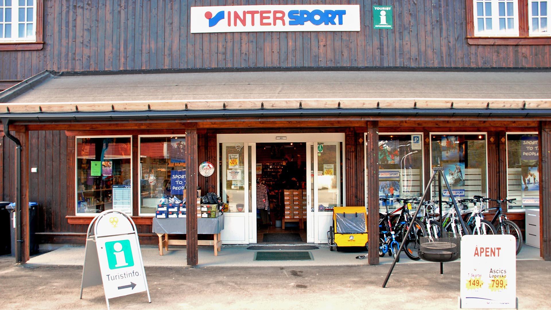 Inngangspartiet til en Intersport-butikk som også er turistkontor utenfra.