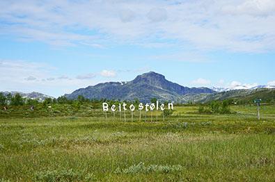 Beitostølen-skilt med Bitihorn i bakgrunnen.