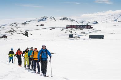 Fjellskitur med Bygdin i bakgrunnen