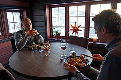 To herrer som nyter både mat og utsikt