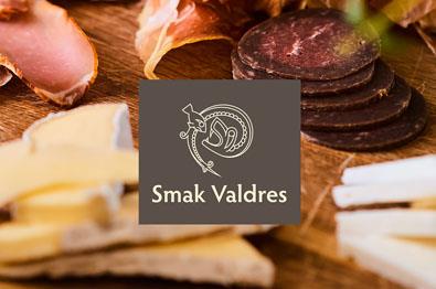 Spekemat og ost på fat med Smak Valdres logo