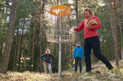 Discgolf (Frisbeegolf) ved Valdres Storhall i Leira.|