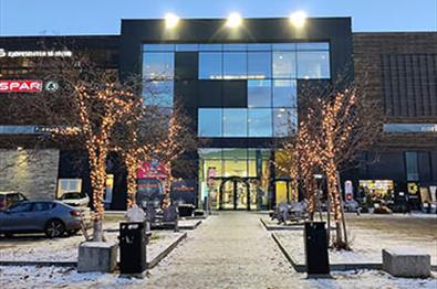 Frontfasade av et kjøpesenter med julebelysning