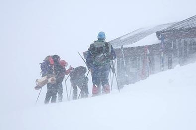 Durchblättern nach Sicherheit im Gebirge