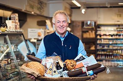 Kjøpmann på Joker Vaset viser stolt frem lokale produkter
