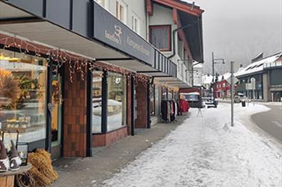 Fagernes Ortszentrum mit Geschäften im Winter