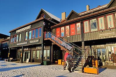 Sportsbutikk utenfra i vintersol