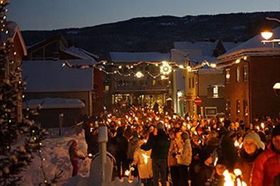 Julegateåpning Fagernes. Mye folk og mange fakler.