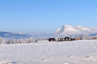 åpent stølslandskap om vinteren