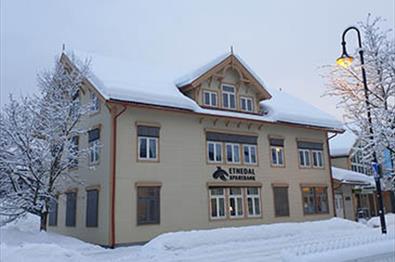 Eine Bank in einem alten Holzgebäude im Winter