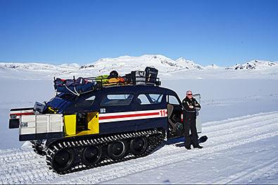 Beltebil i vinterdekt landskap