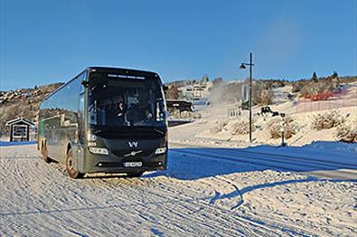 Moderner Reisebus an einem Skilift