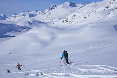 Flott utsikt mot Jotunheimen på ski nedover Synshorn.