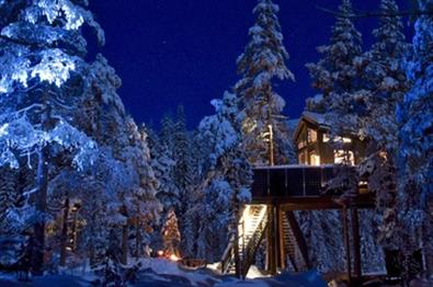 Fosstopp-hytte i blåtimen.