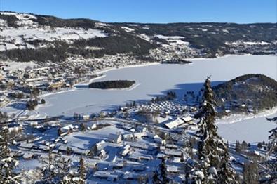 Vinterbilde av Fagernes og Strandefjorden.