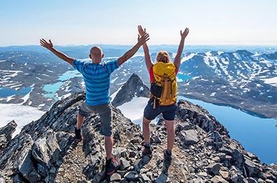 To fjellvandrere på toppen av Uranostinden.