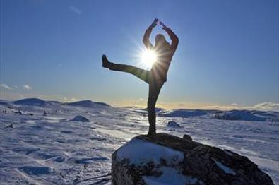 Kreativ positur med sol i bakgrunn i Hedalen, Sør-Aurdal