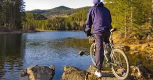 Ein Fahhradfahrer genießt den Blick über den See Fløafjorden.