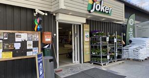 Joker Etnedal. Inngangsparti med rullestolvennlig adkomst og blomster utenfor.