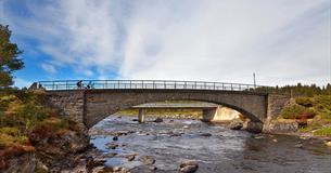 The Kjærlighetsstien cycling route crosses River Tisleia on Ormhamar Bridge naer Vasetdansen.