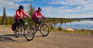 Two cyclists on the road along Pardisfjorden.