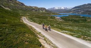 Entlang des Slettefjellvegen mit dem See Fleinsendin und Jotunheimen im Hintergrund.