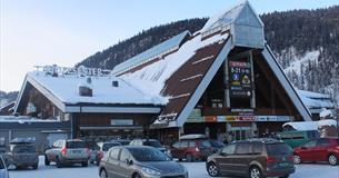 Et lite kjøpesenter utvendig om vinteren