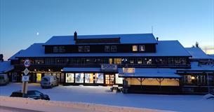 Das Sportgeschäft Sporten Beitostølen in der Blauen Stunde im Winter